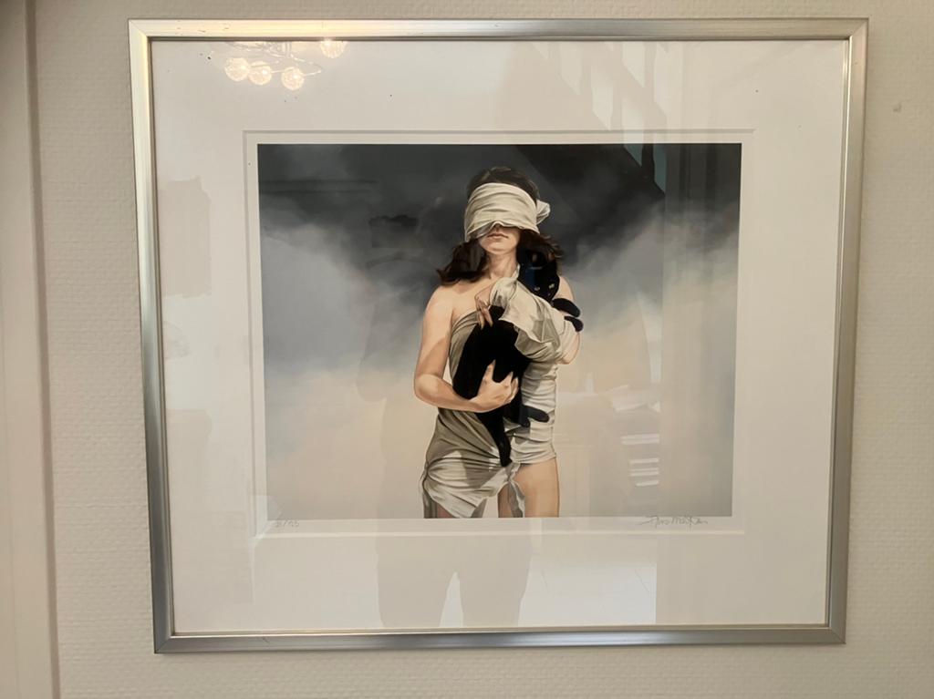 Ingelijste kunstprint: Vrouw met blinddoek en zwarte kat, Antiek en Kunst, Kunst | Schilderijen | Modern, Ophalen