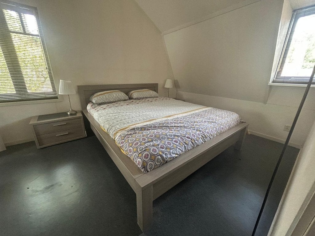 Moderne slaapkamerset: bedombouw - kastjes - spiegels, Ophalen, Gebruikt, Tweepersoons, Modern - warm - grijzig houtfineer met leisteenlook inleg