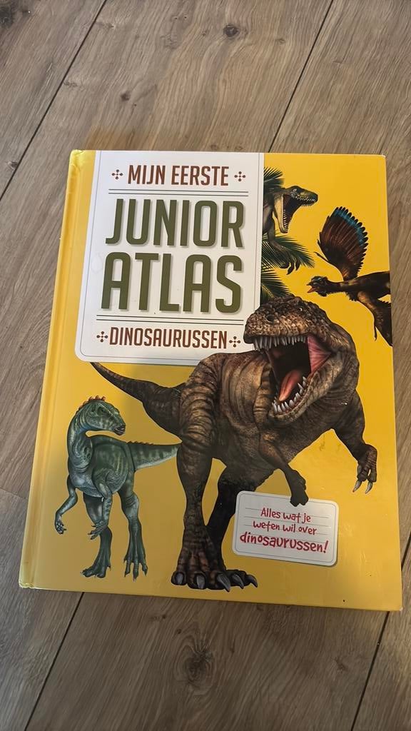 Junior atlas dinosaurus, Overige atlassen, 2000 tot heden, Ophalen of Verzenden, Zo goed als nieuw