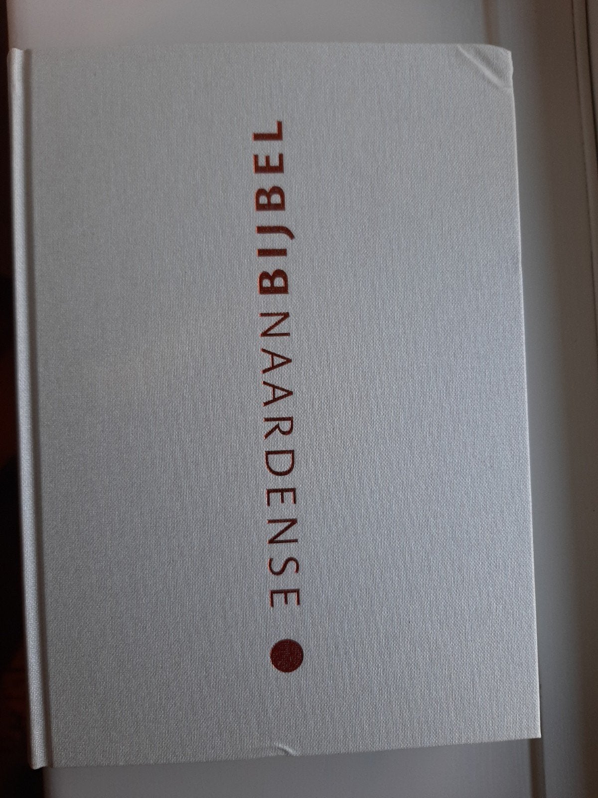 Naardense Bijbel 2024 ivoorwit, met deuterocanonieken, Boeken, Godsdienst en Theologie, Ophalen of Verzenden, Zo goed als nieuw