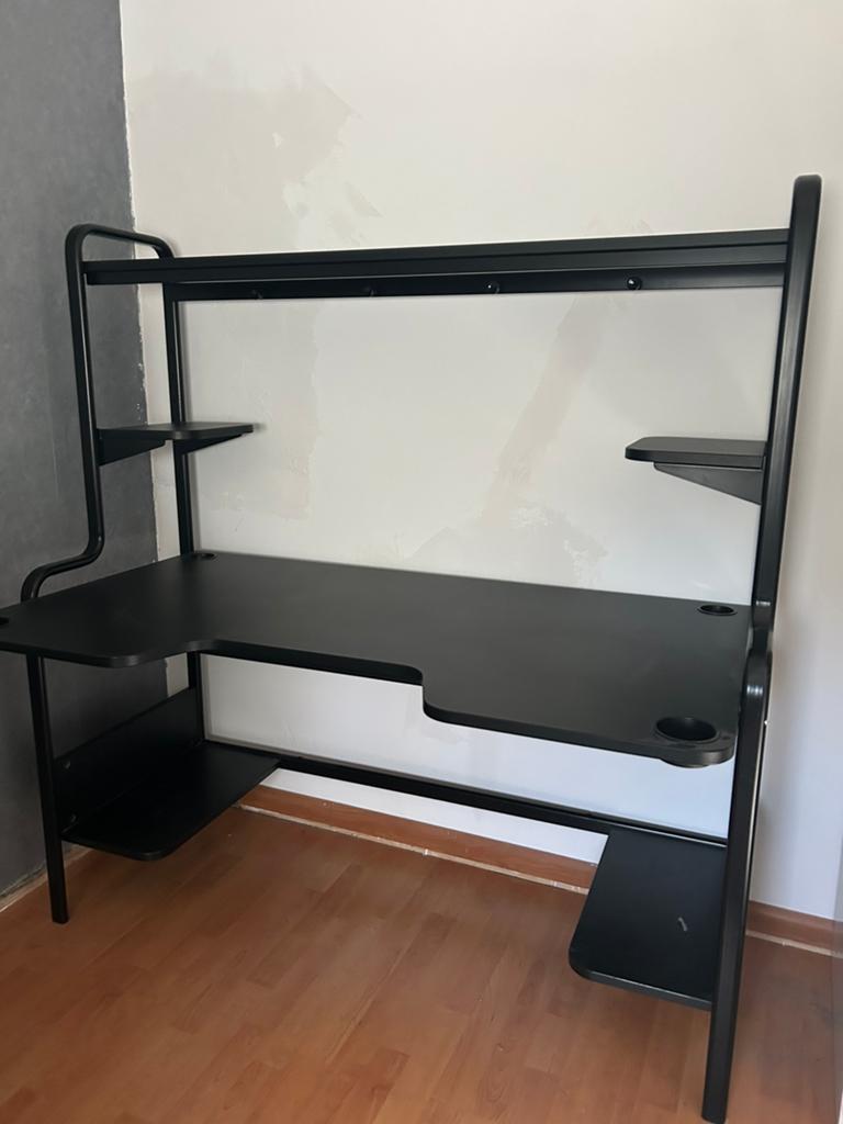 Te koop: game bureau Fredde van Ikea, Huis en Inrichting, Bureaus, Ophalen, Zo goed als nieuw