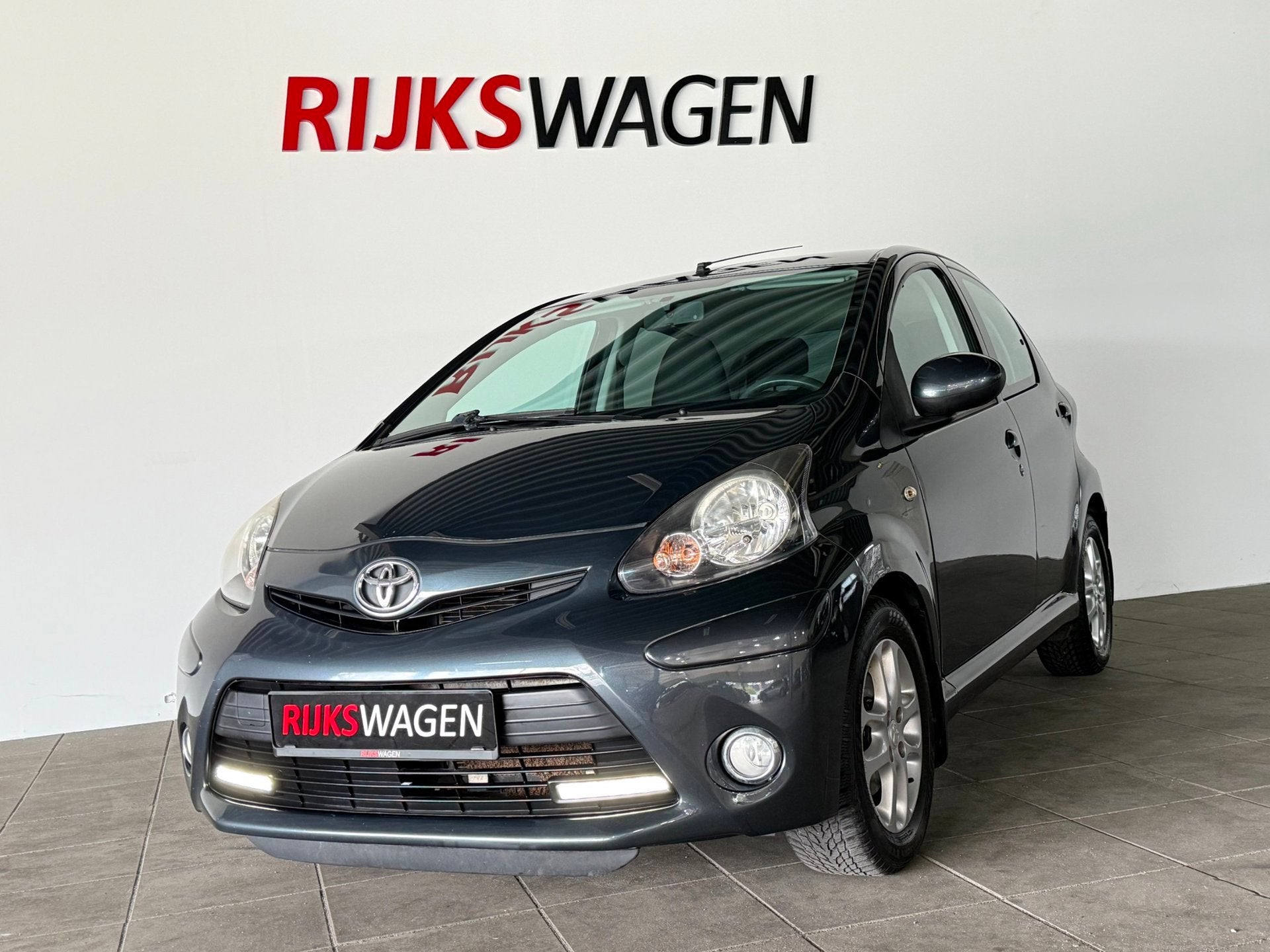 Toyota Aygo 1.0 VVT-i Aspiration LED/Velgen/Bluetooth/Airco, Auto's, Voorwielaandrijving, Dealer onderhouden, Stof, Gebruikt