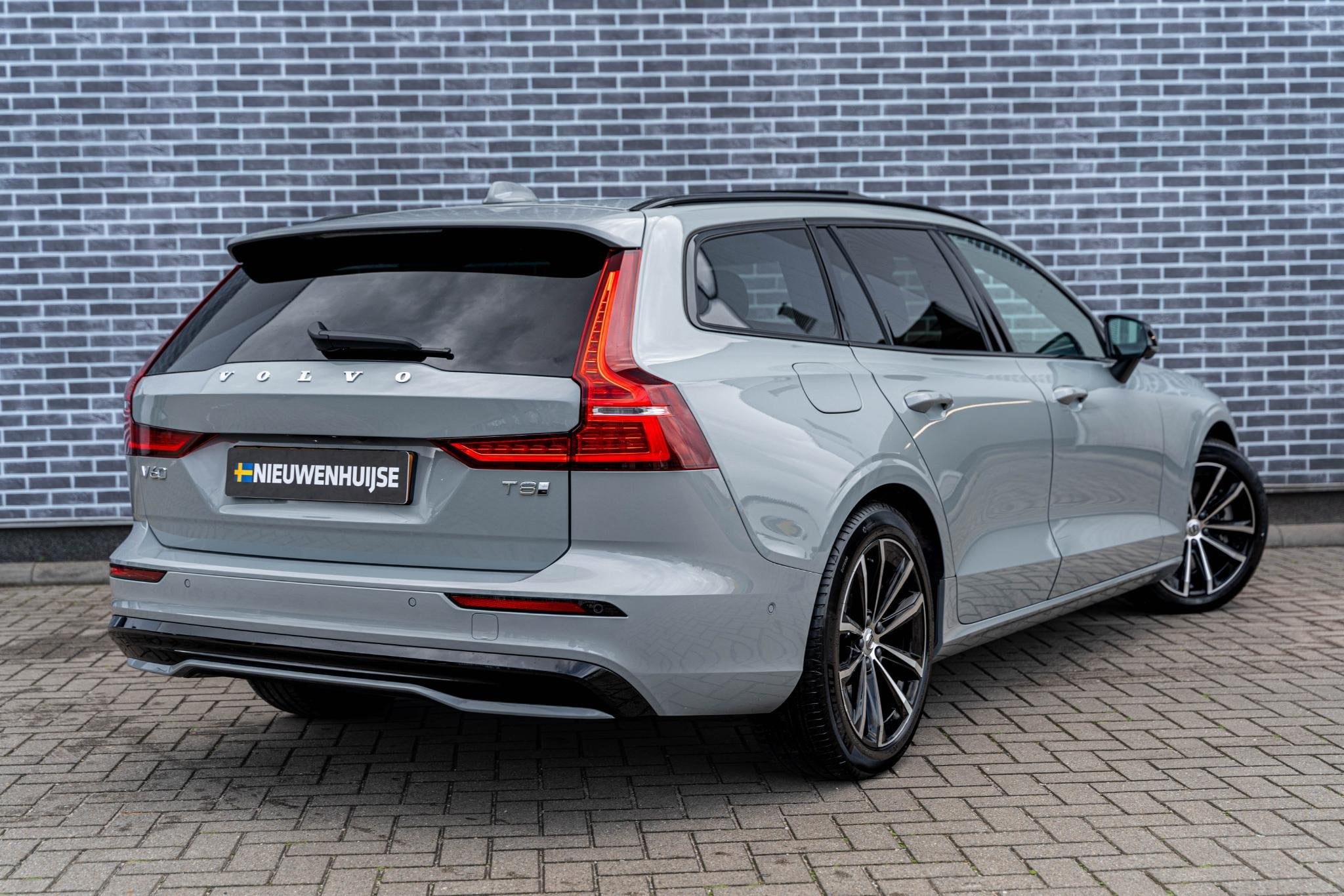 Volvo V60 2.0 T8 Plug-in Hybrid AWD Plus Dark | PHEV Long Ra, Auto's, Volvo, Stof, Gebruikt, Euro 6, 4 cilinders