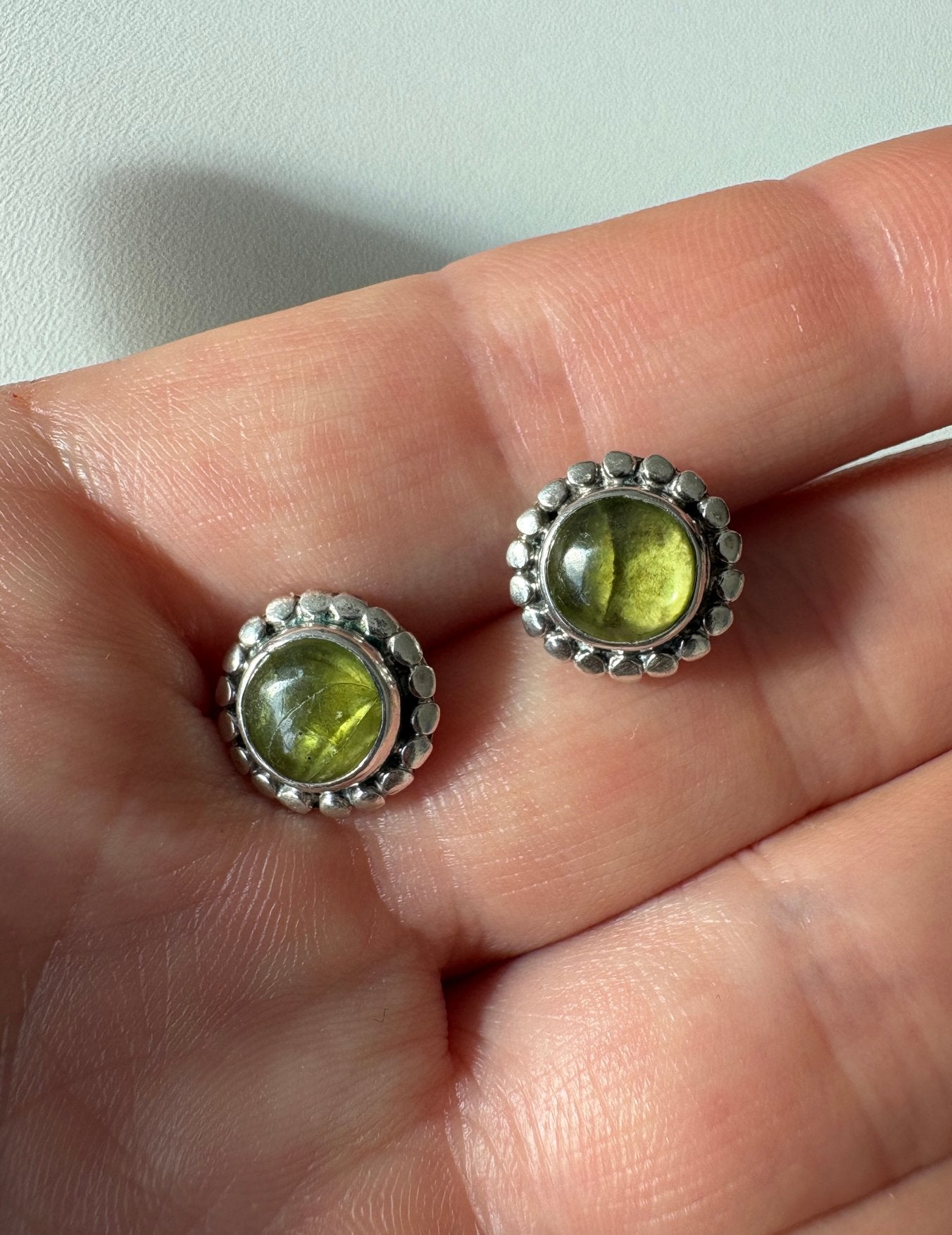 Vintage zilveren oorbellen met peridot, Gebruikt, Ophalen of Verzenden, Met edelsteen, Knopjes of Stekers