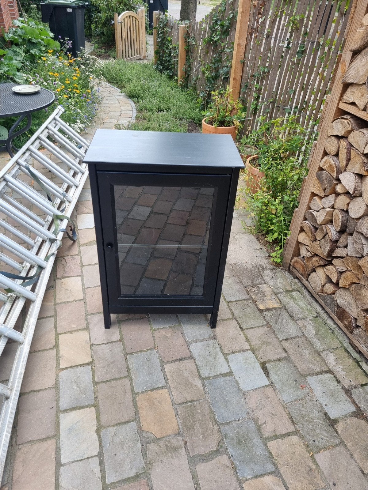 Woood zwart vitrinekastje met glazen deur en plank, Ophalen, Minder dan 100 cm, Modern, 25 tot 50 cm