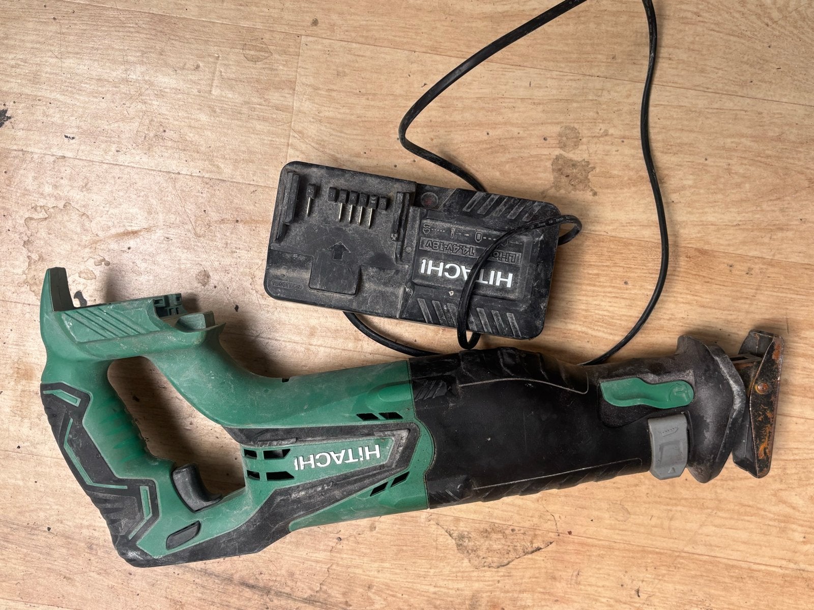 Hitachi Reciprozaag met lader, Doe-het-zelf en Verbouw, Gebruikt, 70 mm of meer, 600 tot 1200 watt, Ophalen of Verzenden