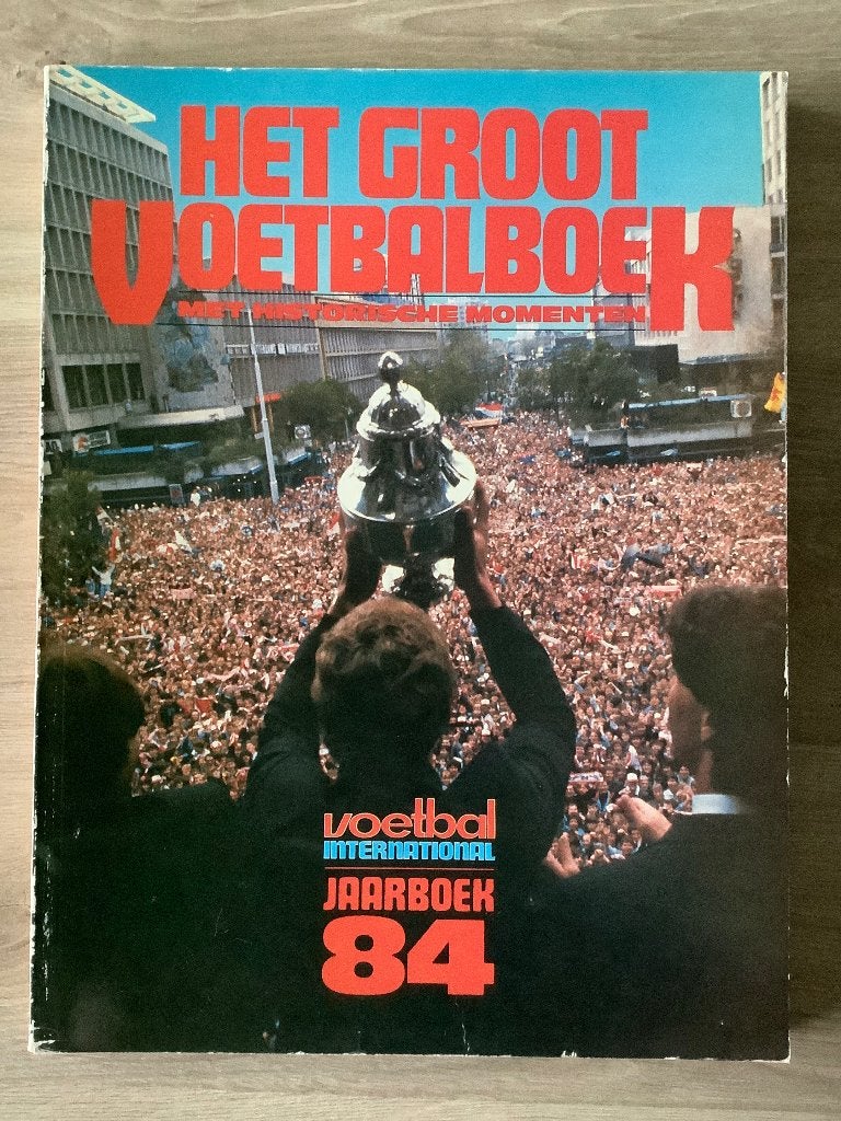 Voetbal International - Het Groot Voetbalboek 1984, Ophalen of Verzenden, Zo goed als nieuw, Balsport, Voetbal International