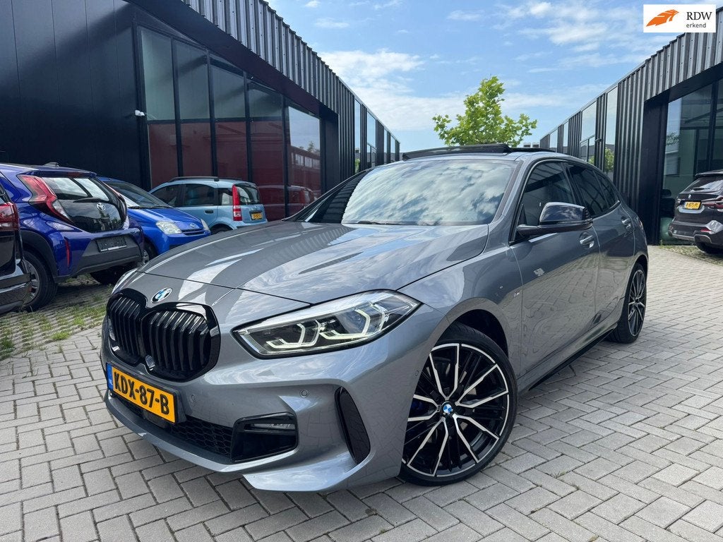 BMW 1-serie 120i Pano H&K HUD M-Sport Sfeerv Keyless, Auto's, BMW, Bedrijf, Te koop, 1-Serie, ABS, Achteruitrijcamera, Adaptive Cruise Control