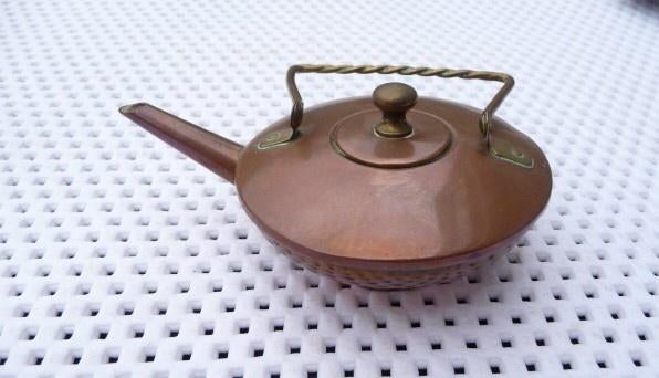 oud koper olielampje klein van 12 cm lang en 5 cm hoog van, Verzenden, Koper
