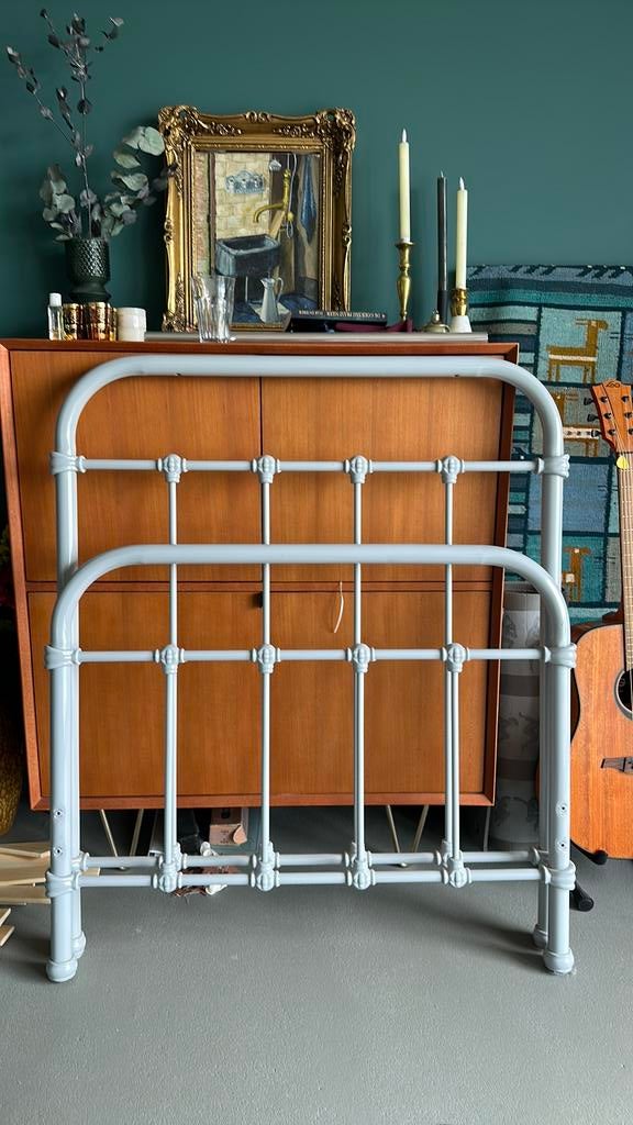 Bed metaal grijs, Huis en Inrichting, Slaapkamer | Bedden, Ophalen, 90 cm, Eenpersoons, Zo goed als nieuw