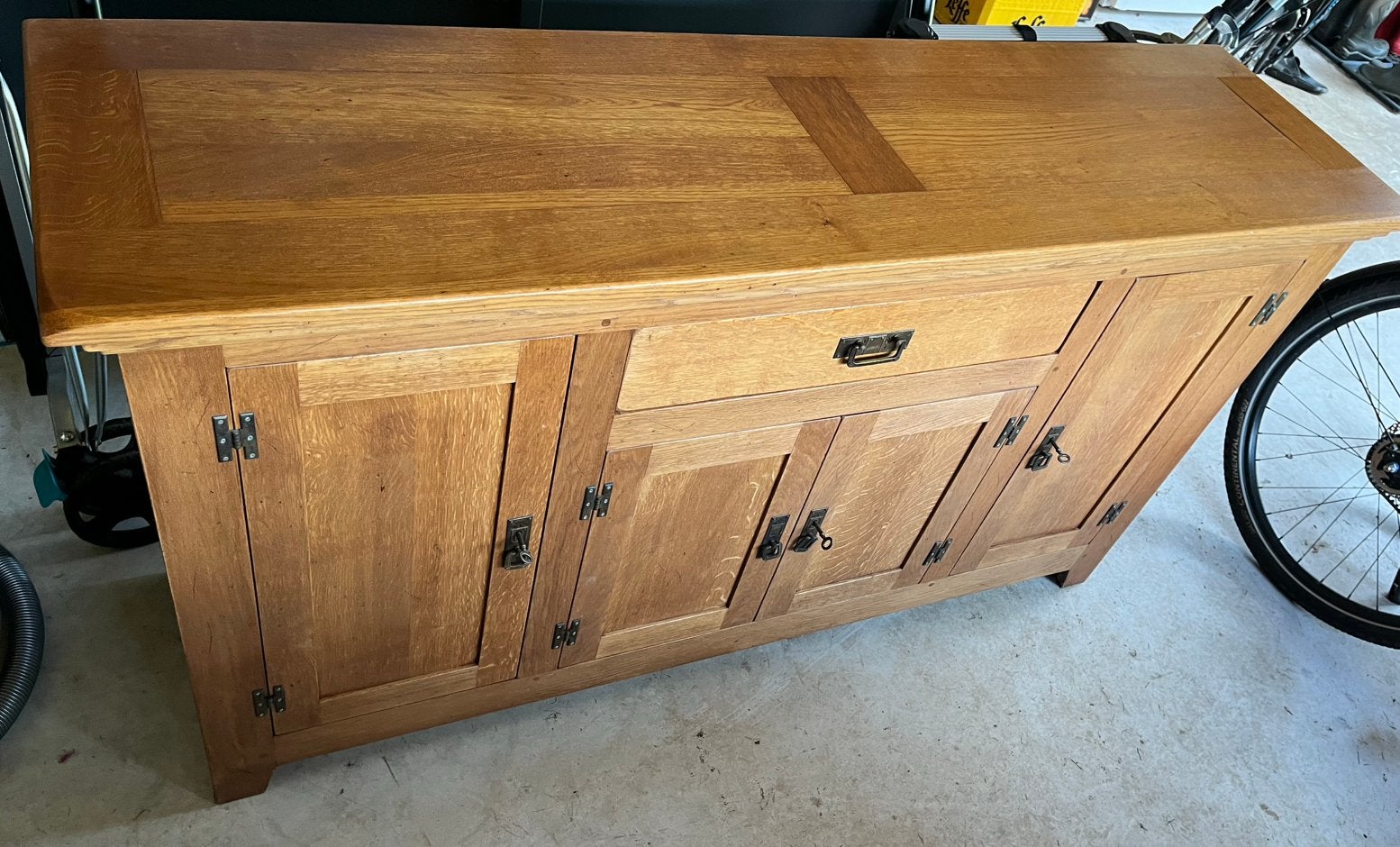 Stoer massief eiken dressoir (als nieuw) met veel bergruimte, Huis en Inrichting, Kasten | Dressoirs, Ophalen, 150 tot 200 cm