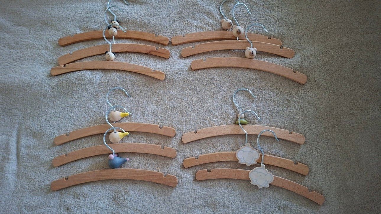 12 schattige houten baby hangertjes, Ophalen of Verzenden, Gebruikt