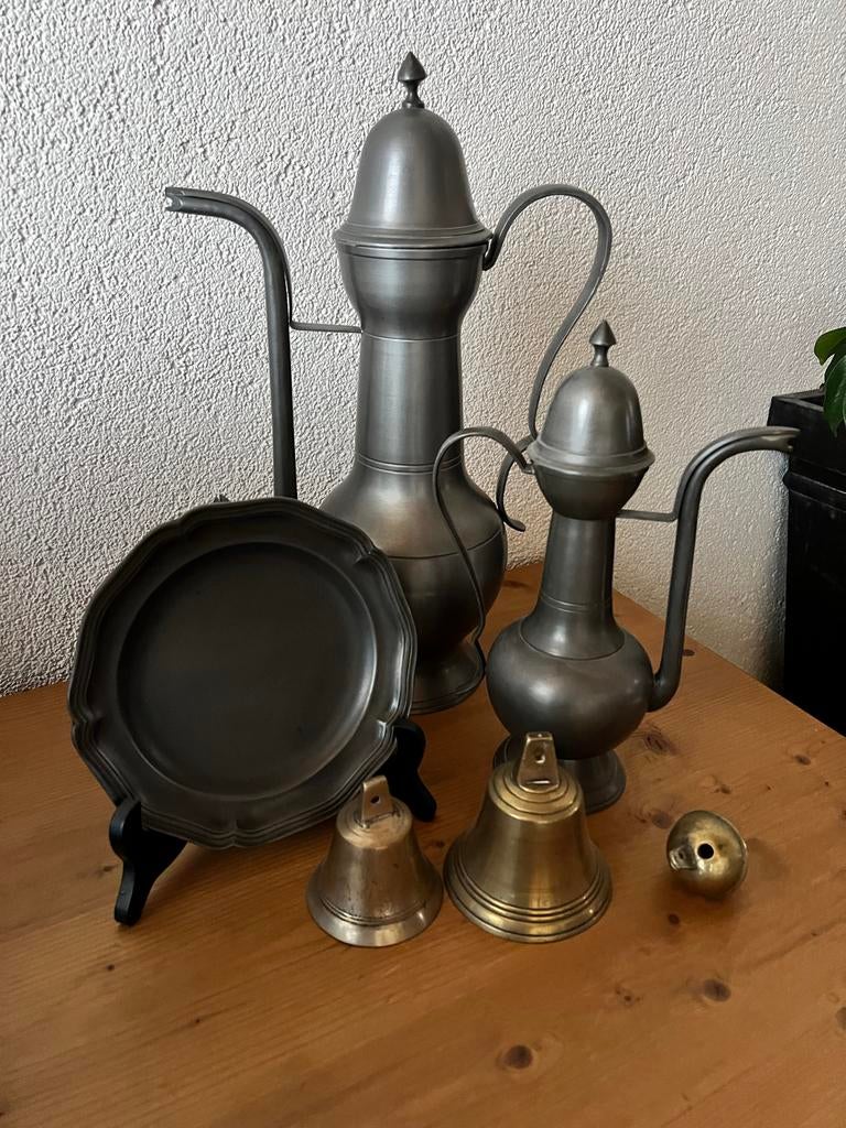 Antieke tinnen kannen, schaal en bellen set, Antiek en Kunst, Ophalen of Verzenden