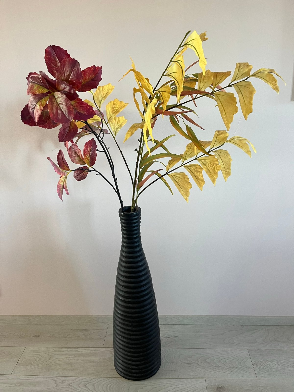 2 Grote decoratieve vazen met kunstbloemen, Ophalen, Meerkleurig, Inclusief decoratie, Steen/keramiek