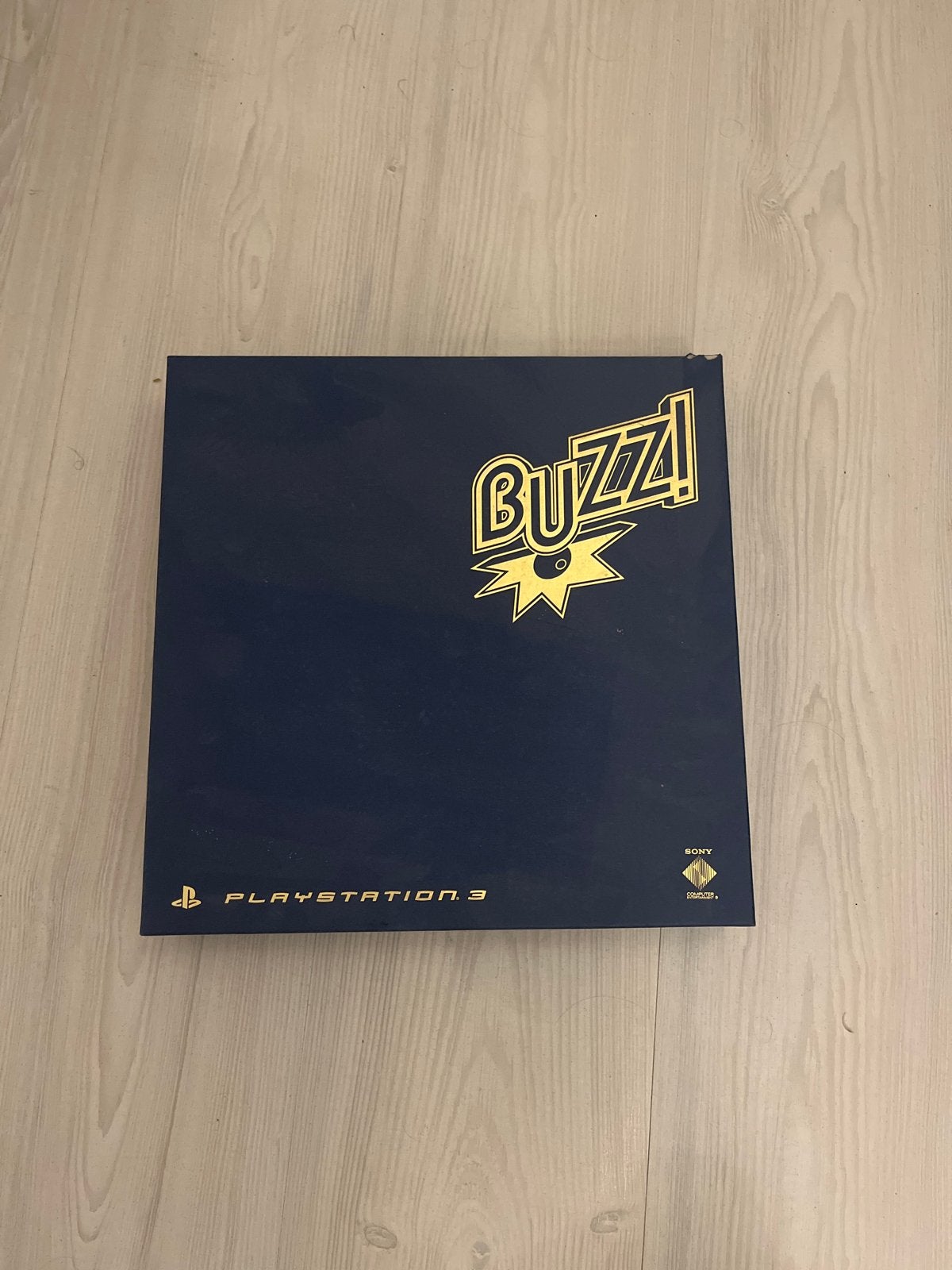 Buzz! Quiz World PS3 + 4 Buzzers + USB-dongle + doos, Ophalen, Puzzel en Educatief, Eén computer, Zo goed als nieuw