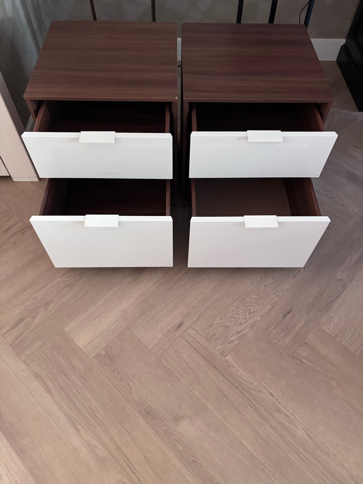 2 IKEA nachtkastjes notenhout met lades, Ophalen, Gebruikt, Minder dan 45 cm, Minder dan 55 cm