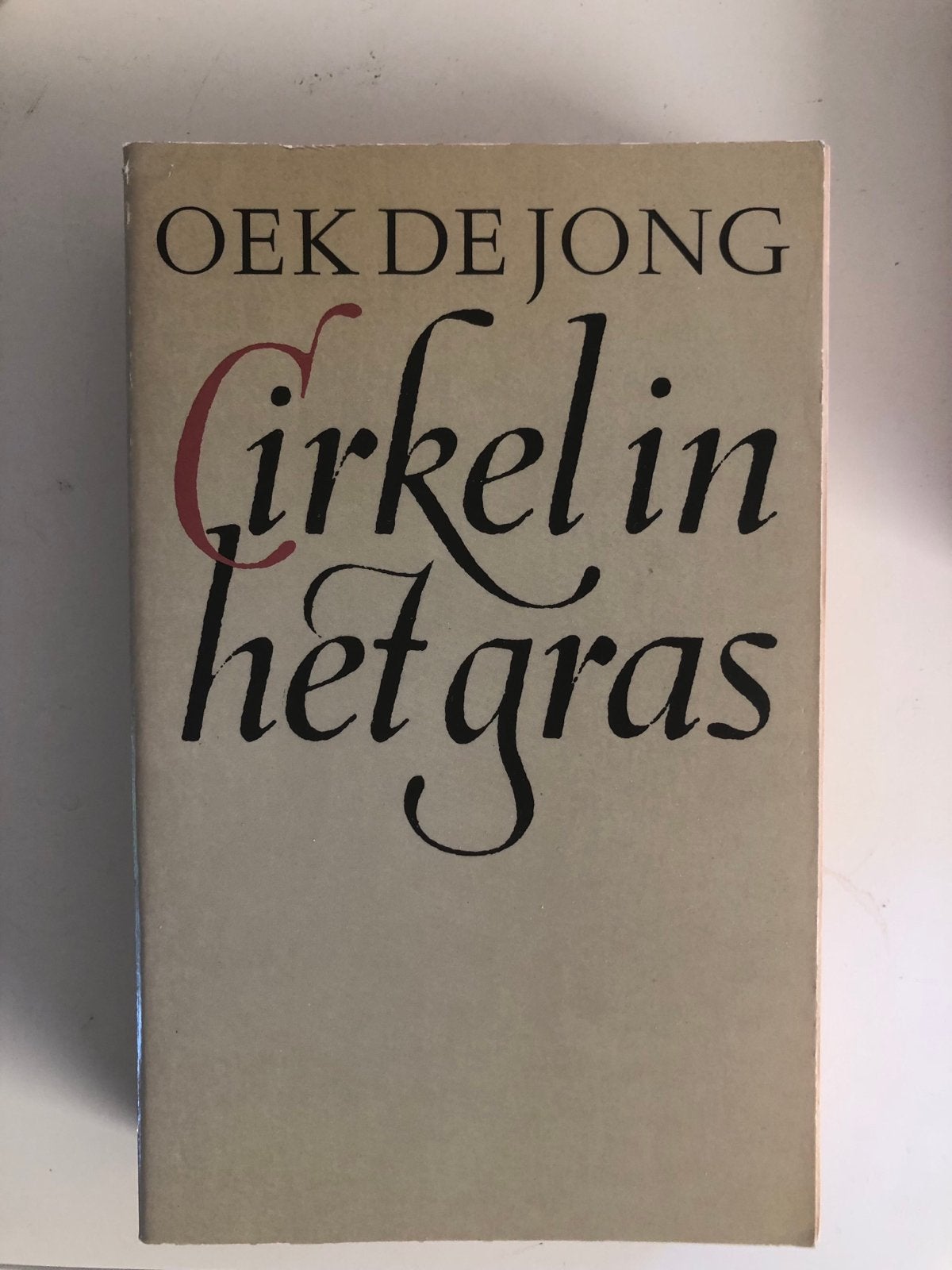 Oek de Jong - Cirkel in het gras, Ophalen of Verzenden, Gelezen, Nederland