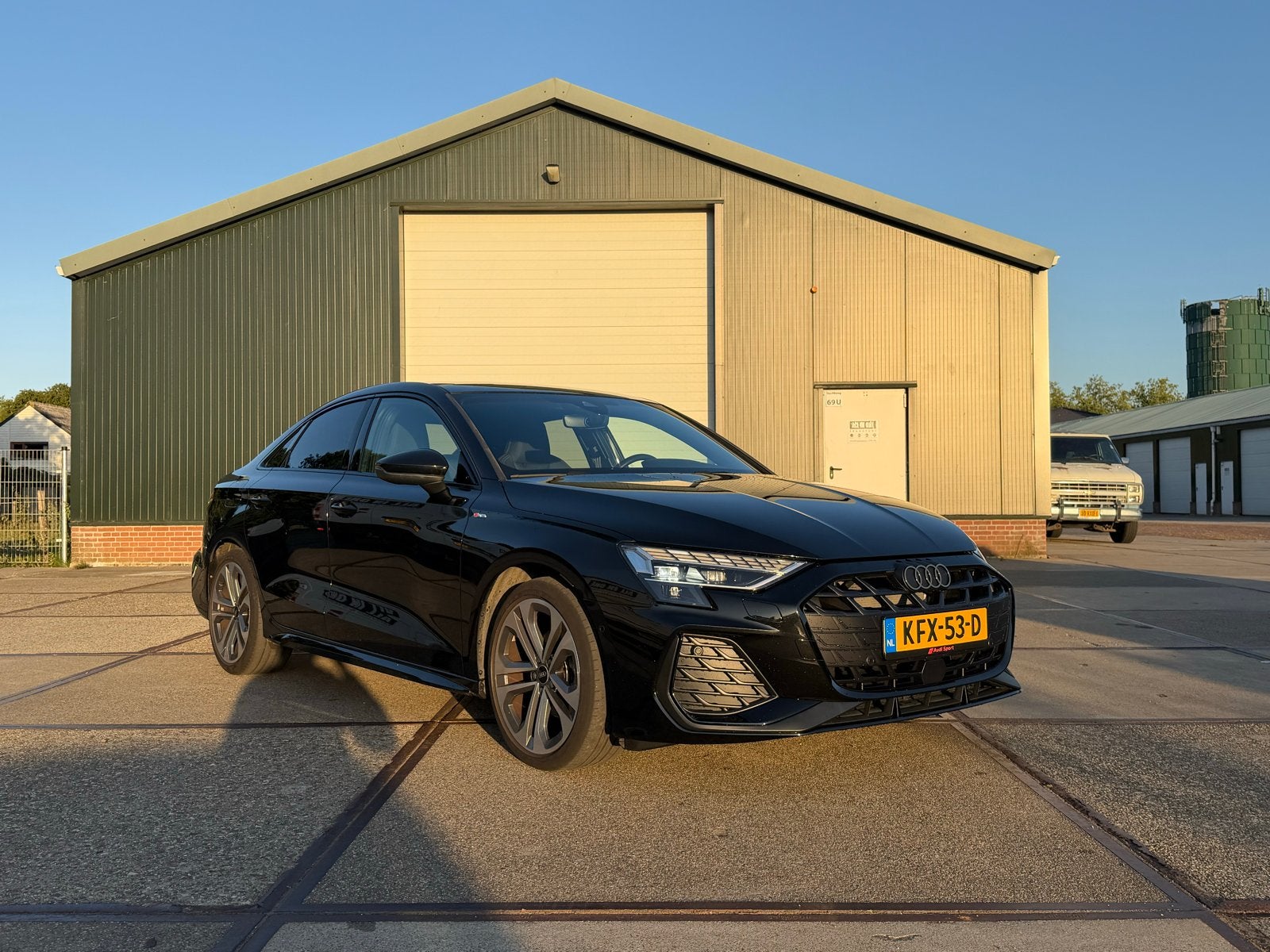 Audi A3 limousine 35 Tfsi 150pk S-tronic 2025 Zwart Pano, 1300 kg, 1498 cc, 4 cilinders, 700 kg