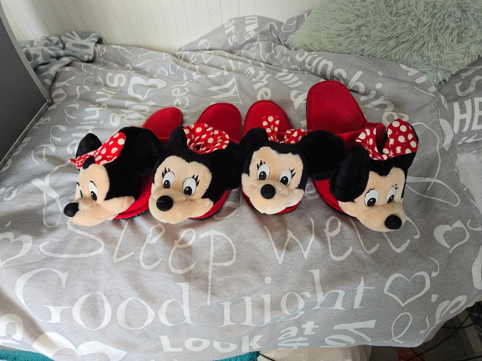2 paar Minnie Mouse sloffen - Nieuw uit Disneyland Parijs, Disney, Nieuw, Ophalen of Verzenden, Pantoffels of Sloffen