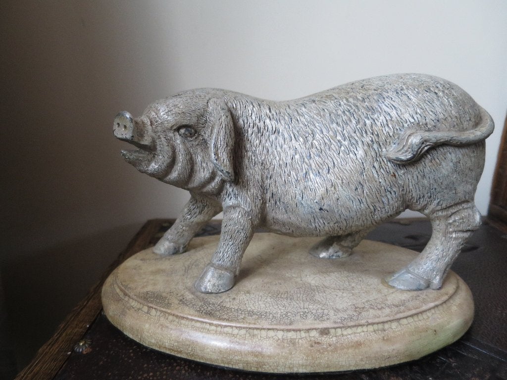 mooi varken beeld uit massief resin bevestigd op houten voet, Antiek en Kunst, Ophalen of Verzenden