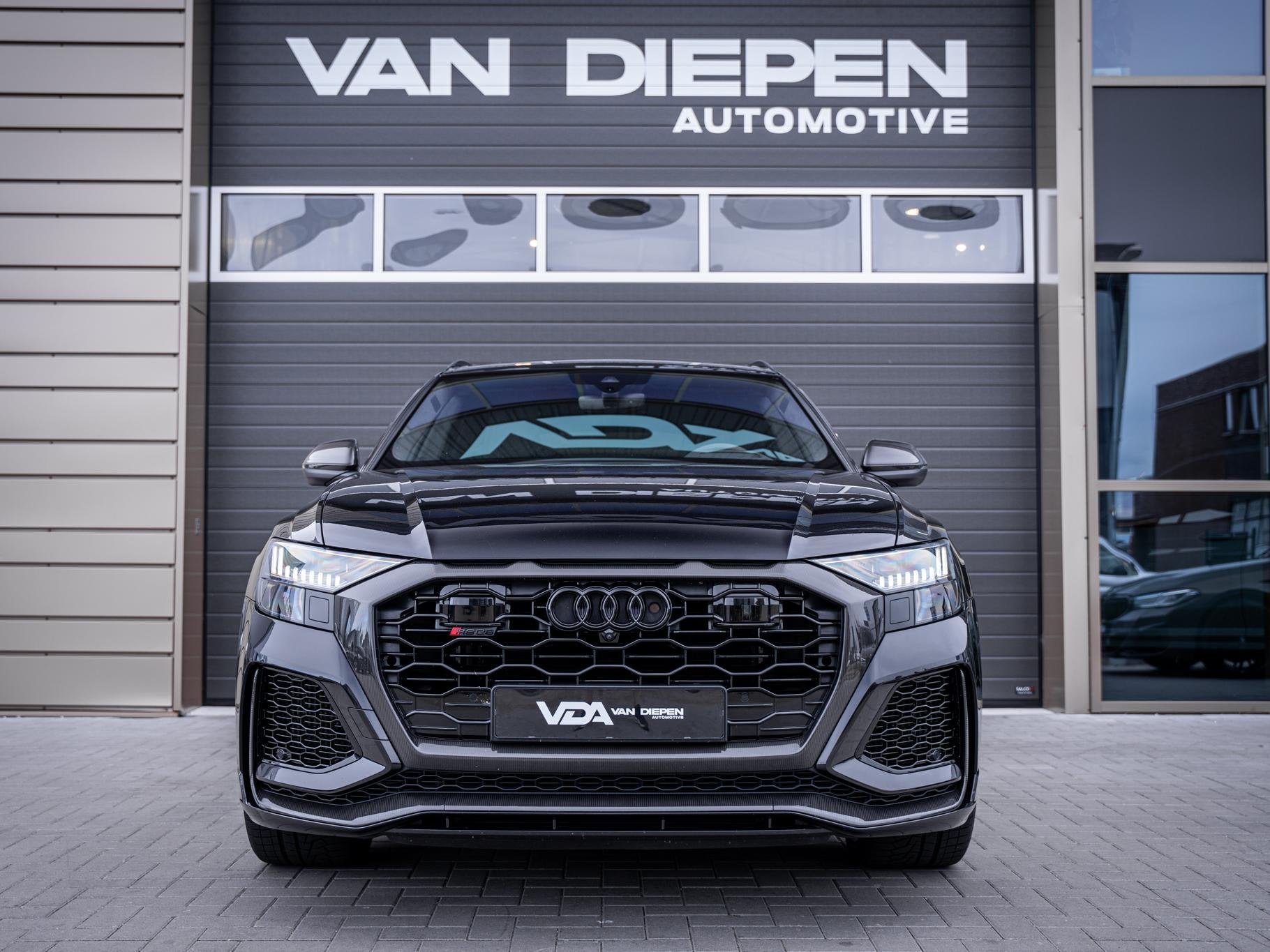 Audi RSQ8 4.0 TFSI quattro - Performance l Carbon Pack l Akr, Auto's, Gebruikt, 600 pk, Parkeerassistent, Zwart
