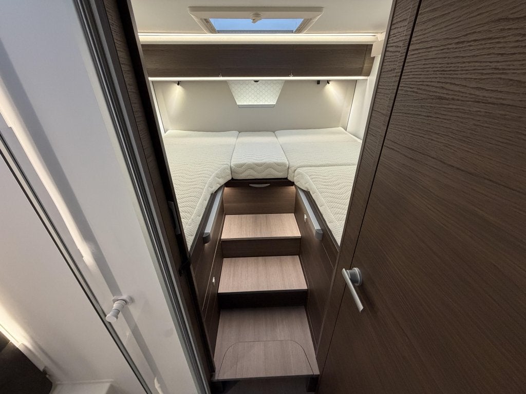 Foto 3 van Adria Coral MB SUPREME 670 DL MERCEDES- LENGTE BEDDEN