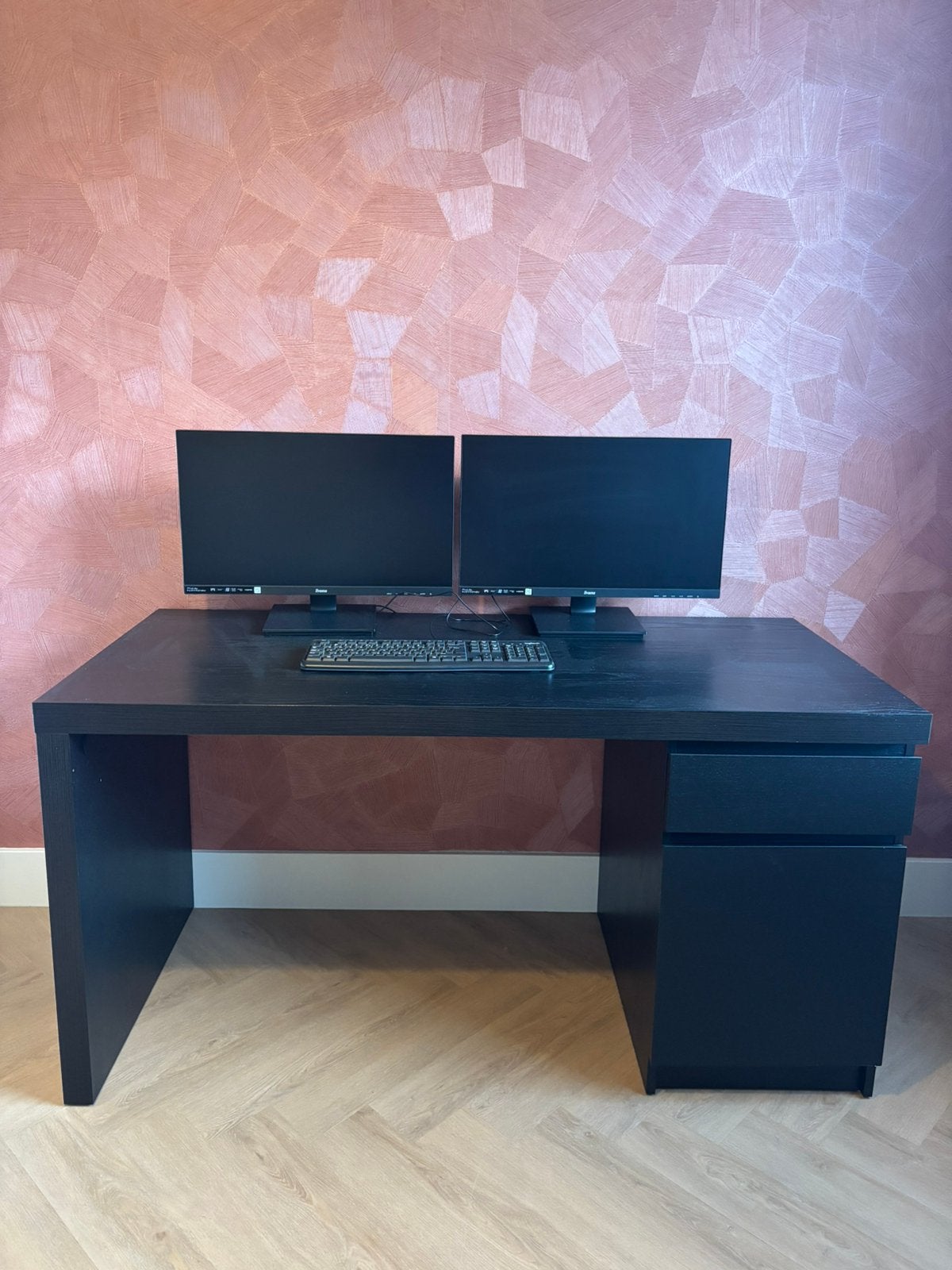 Malm bureau zwart 140x65 cm ikea, Ophalen, Zo goed als nieuw