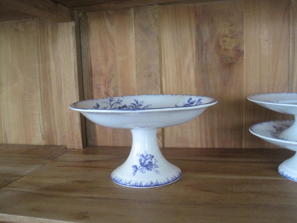 Lila (paars) schaal op voet decor Olga (tazza), Antiek en Kunst, Ophalen of Verzenden