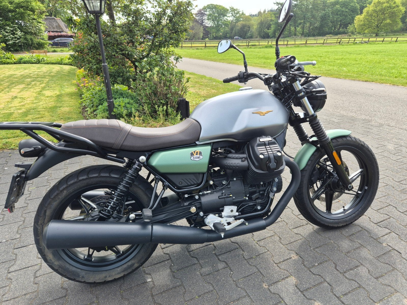 Moto Guzzi V7 Stone Centenario in nieuwstaat 6000km, Motoren, Motoren | Moto Guzzi, 2 cilinders, LED Verlichting, Gebruikt, Particulier