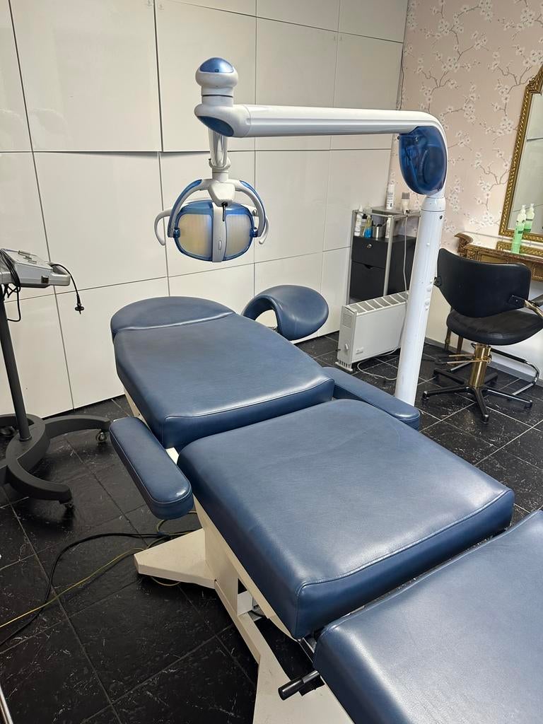 tandarts bed en kruk, Ophalen, Zo goed als nieuw