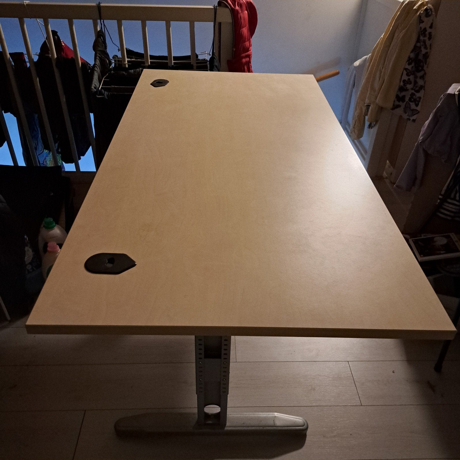 In hoogte verstelbaar kantoorbureau met kabelmanagement, Ophalen, 160 cm, Hout, Bruin