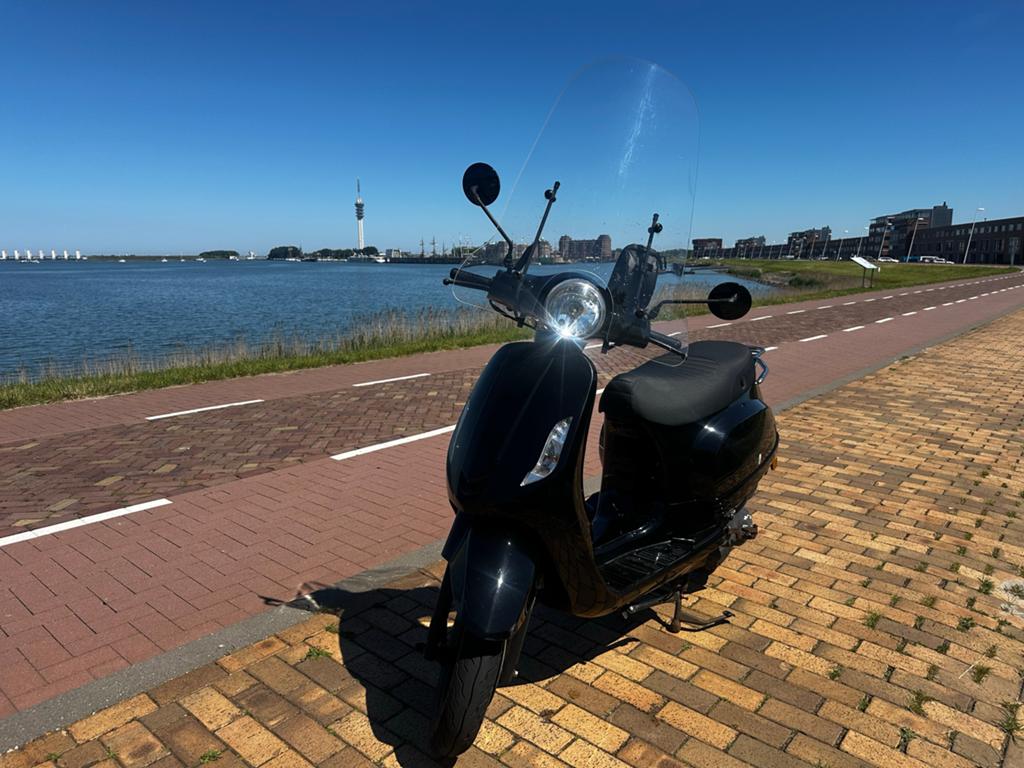 Zwarte Senzo Riva Lux R Vespa look - blauw kenteken zgan, Zo goed als nieuw, Benzine, Ophalen, Overige merken
