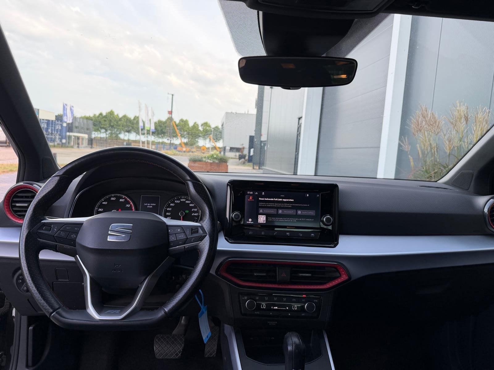 SEAT Arona 1.0 TSI FR M24 LED|CLIMATE|CAMERA|SPORTVELGEN|ELE, Dealer onderhouden, Gebruikt, Met garantie (alle), Leder en Stof