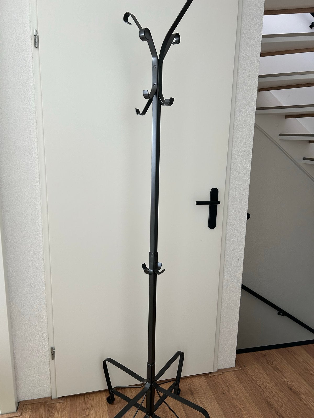 Ikea zwarte staande kapstok van metaal, Huis en Inrichting, Gebruikt, Ophalen of Verzenden, Metaal, Staande kapstok