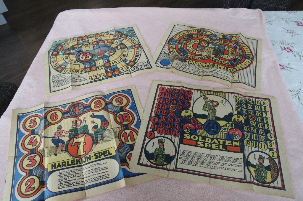 4 papieren bordspellen o.a harlekijnspel, soldatenspel, Ophalen of Verzenden