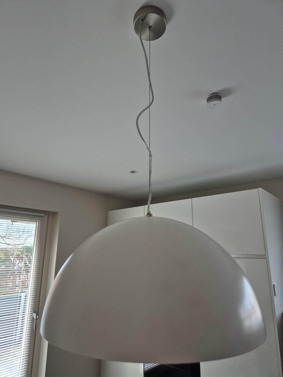 Eyecatcher! Grote, moderne witte hanglamp - Tijdloos design, Huis en Inrichting, Ophalen, Metaal