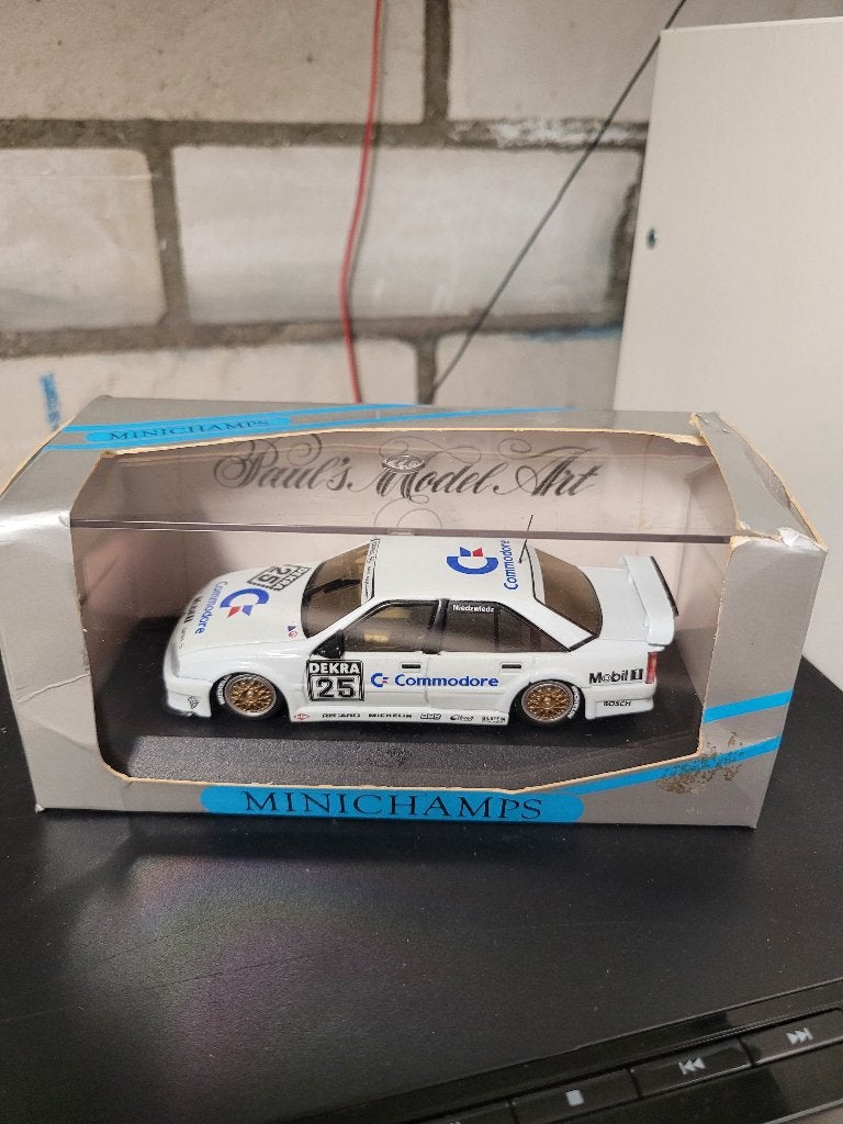 opel omega dtm minichamps 1:43 niedzwiedz commodore, Ophalen of Verzenden, Zo goed als nieuw, Auto, MiniChamps