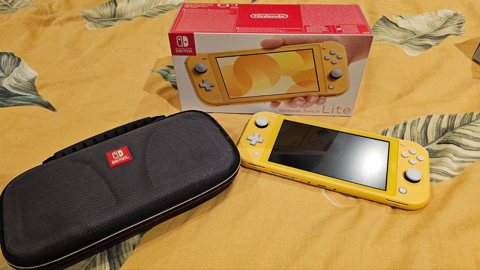 Nintendo Switch Lite (geel) + hoesje + doos + oplader, Ophalen of Verzenden, Geel, Gebruikt, Met beschermhoes of tas