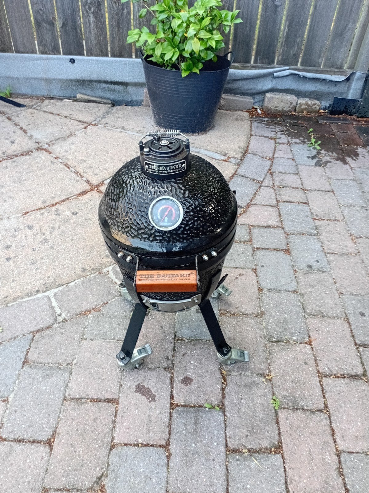 The Bastard Compact Kamado BBQ tafel model - Serious Outdoor, Ophalen, Gebruikt, The Bastard