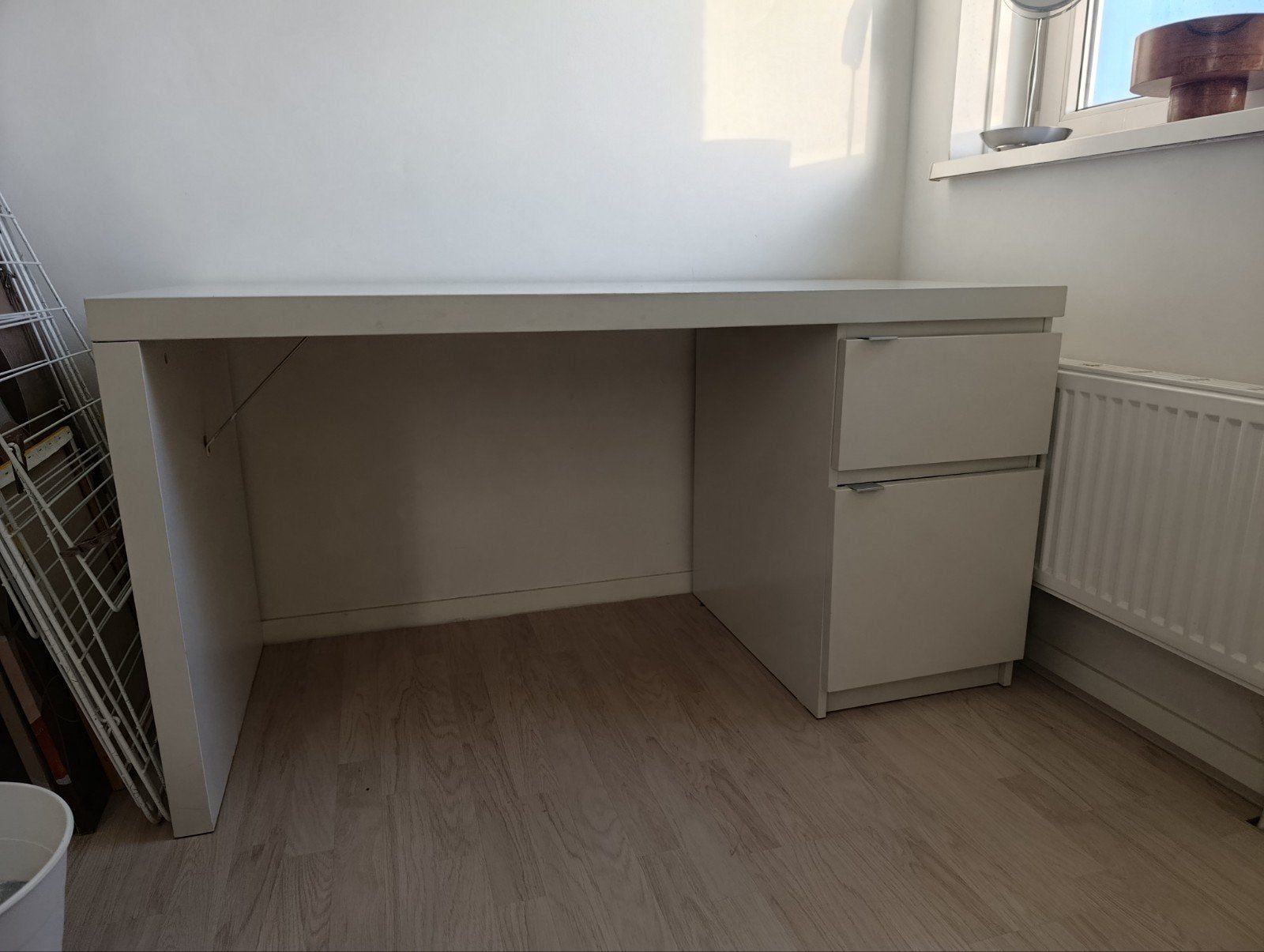 gratis IKEA MALM Bureau Wit met Lade en Kastje, Ophalen, Met lades, Gebruikt, Spaanplaat of MDF