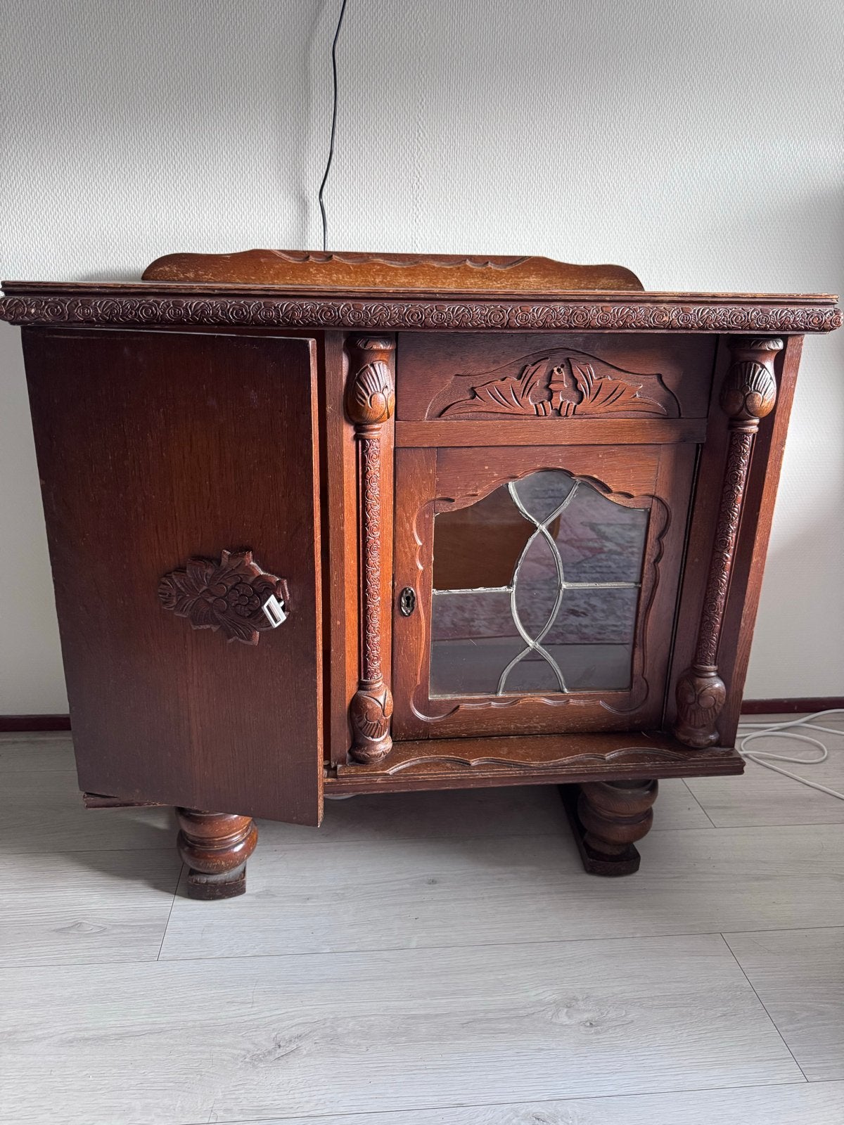 Antiek houten kastje met glas-in-lood opknapper, Antiek en Kunst, Antiek | Meubels | Kasten, Ophalen