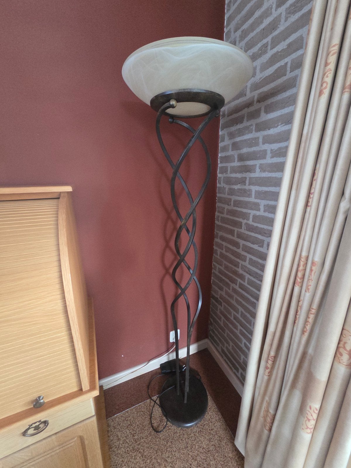 Stijlvolle vloerlamp met gedraaide metalen voet, Ophalen, Gebruikt, Modern, Sfeervol, Glas