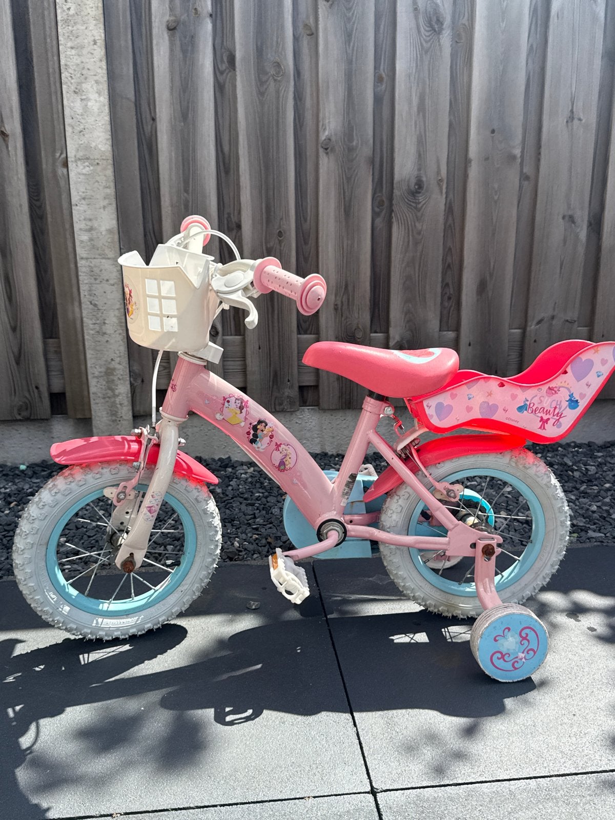 Roze kinderfiets met zijwieltjes en mandje, Fietsen en Brommers, Fietsen | Kinderfietsjes, Ophalen, Terugtraprem, Zijwieltjes
