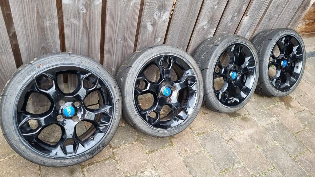Gebruikte zwarte velgen 17 inch ford fiesta MK7 + banden, Ophalen, Gebruikt, Banden en Velgen, 17 inch