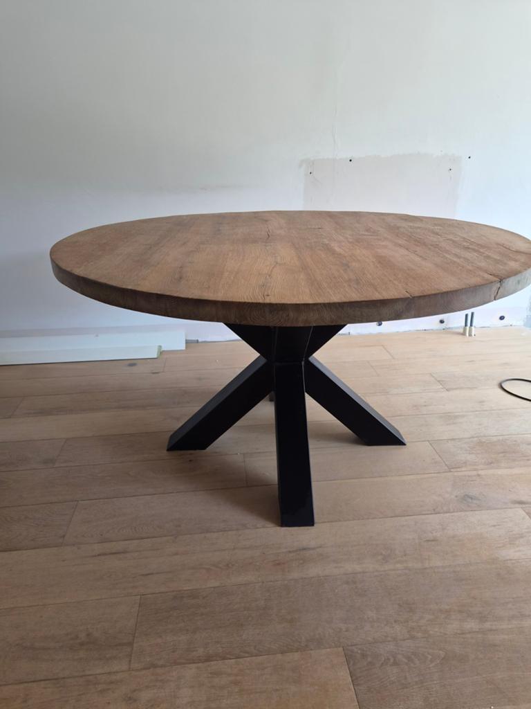 Ronde eettafel 140 cm van eikenhout met metalen spinpoot, Huis en Inrichting, Tafels | Eettafels, Gebruikt, 100 tot 150 cm, 100 tot 150 cm