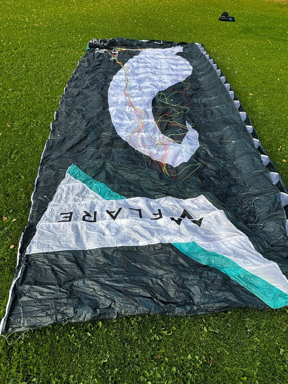 Flare Moustache 26m Paraglider met Ozone Atak Harnas, Ophalen of Verzenden, Zo goed als nieuw, Complete paraglider