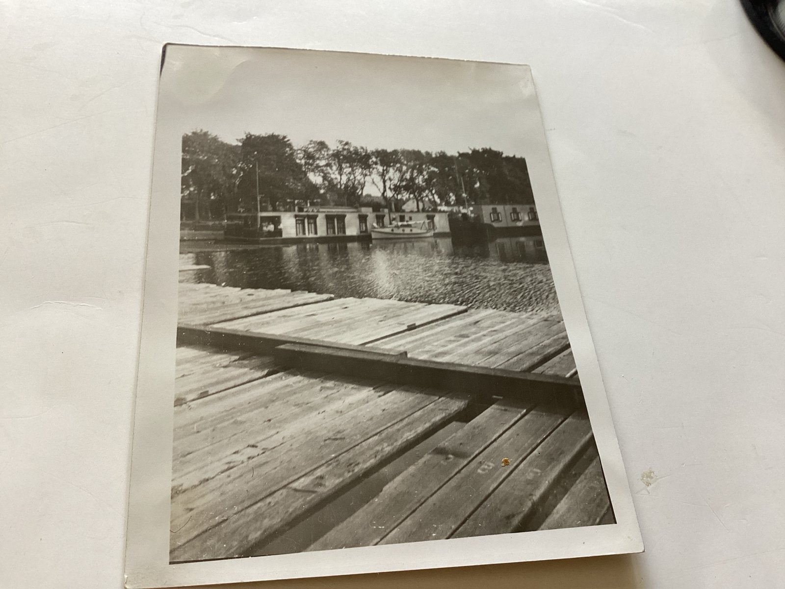 Oude foto van woonboten aan het water plaats onbekend 9x12 c, Gebruikt, Foto, Ophalen of Verzenden, Voor 1940