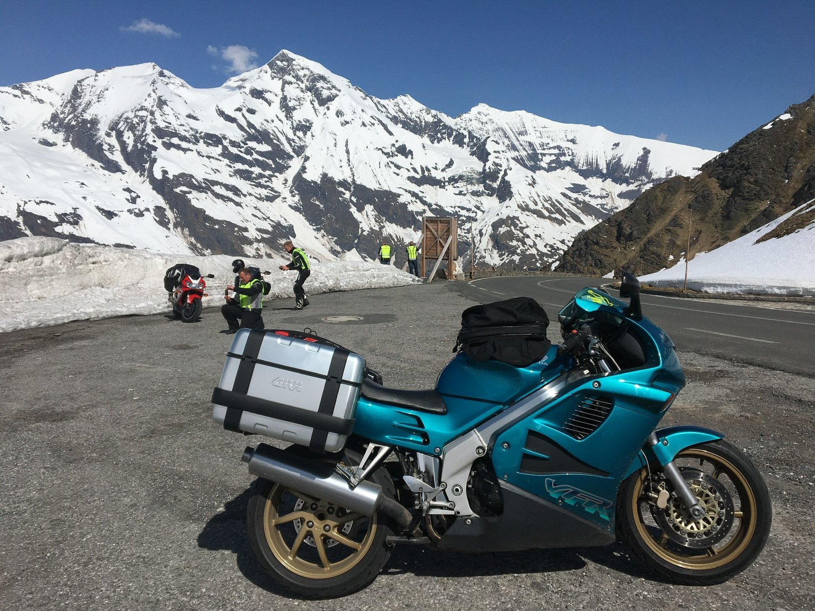 GIVI rek voor VFR 750 en 2 givi trekker koffers, Ophalen of Verzenden, Nieuw