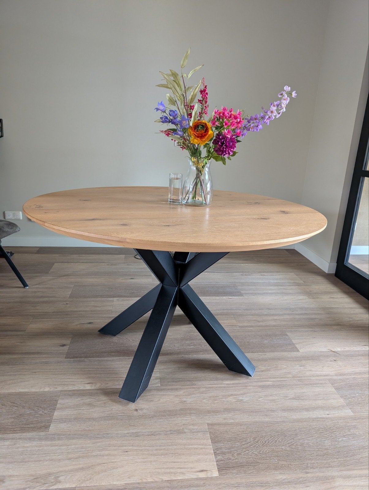 Ronde eiken eettafel Ø130 cm, Industriële spoot, Ophalen, Zo goed als nieuw, Vijf personen of meer, 100 tot 150 cm