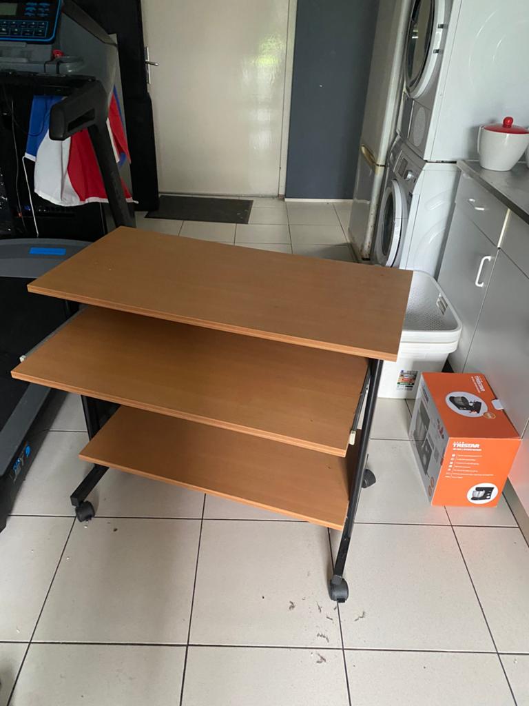 Verrijdbare computertafel, Ophalen, Overige materialen, Zo goed als nieuw, 40 tot 80 cm